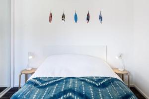 a bedroom with a bed with feathers on the wall at Gorgeous 1BD Balearic-style home with Gardens in Cheltenham