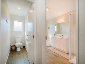 Ένα μπάνιο στο Hawk Hill Getaway - Cooks Beach Holiday Home +22 φωτογραφίες