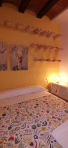 - une chambre avec un lit doté d'un couvre-lit à motifs dans l'établissement Huerta Solana, à Castril