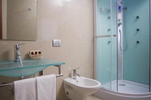 W łazience znajduje się umywalka i przeszklony prysznic. w obiekcie Hotel Hieracon w mieście Carloforte
