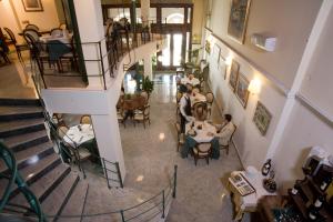 widok na restaurację z ludźmi siedzącymi przy stolikach w obiekcie Hotel Hieracon w mieście Carloforte