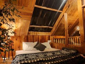 سرير أو أسرّة في غرفة في The Tree Top Treehouse Jibhi