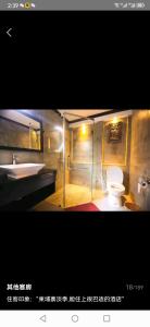 西哈努克的住宿－Twin Palms Resort，浴室配有盥洗盆、卫生间和盥洗盆。