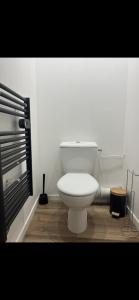 a bathroom with a white toilet in a room at Appartement centre historique in Arles