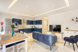 sala de estar con sofá azul y mesa en Bluebell Apartment-Hosted by Sweetstay, en Sliema