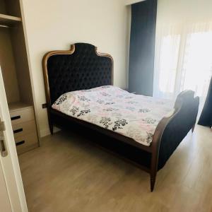 ein kleines Bett in einem Schlafzimmer mit Blumenbettdecke in der Unterkunft Luxury House Ankara in Ankara