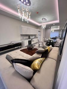 ein Wohnzimmer mit einem großen Sofa mit Kissen in der Unterkunft Luxury House Ankara in Ankara