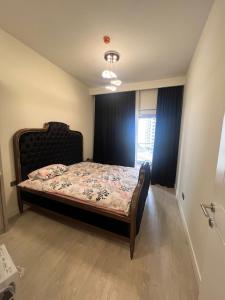 sypialnia z łóżkiem w pokoju w obiekcie Luxury House Ankara w mieście Ankara