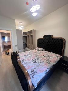 1 Schlafzimmer mit einem Bett mit Blumenbettdecke in der Unterkunft Luxury House Ankara in Ankara