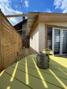 una mesa con una olla en el exterior de una casa en L agréable en Saint-Julien-les-Villas