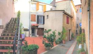 an alley with plants and stairs in a building at Studio dans centre historique in Vallauris +1 photo