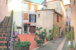 an alley with some plants and some buildings at Studio dans centre historique in Vallauris