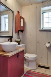 y baño con lavabo, aseo y espejo. en La Maison Ancestrale Guérard, en Saint-Laurent-de-l'ile d'Orleans