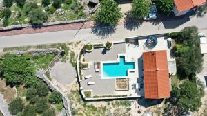una vista aérea de una casa con piscina en Vacation House Lavanda NEW! Heated pool, en Zadvarje