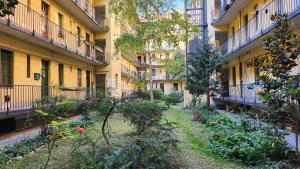 een lege binnenplaats van een appartementencomplex met planten bij Buda Garden Apartment in Boedapest