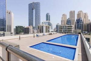 Bazén v ubytování Big Studio w/ Balcony and easy access to the Beach nebo v jeho okolí
