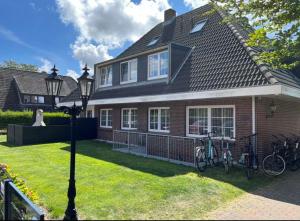 ein Haus mit zwei Fahrrädern, die draußen geparkt sind in der Unterkunft Seaside Amrum 17 in Norddorf