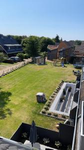 Blick auf einen Garten mit offenem Rasen in der Unterkunft Seaside Amrum 17 in Norddorf