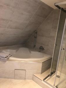eine Badewanne in einem Badezimmer mit Dusche in der Unterkunft Seaside Amrum 17 in Norddorf