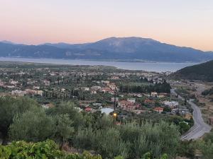 a view of a town with a lake and mountains at Σπίτι με θέα in Nafpaktos