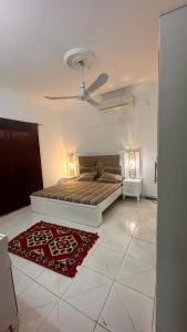 a bedroom with a bed and a ceiling at New Furnished Apartment in Djibouti