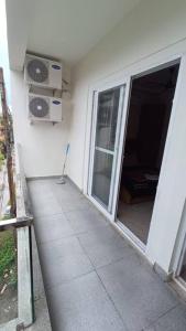 een lege kamer met een deur naar een patio bij 85 The Ganges 2 BHK Apartment for Homestay in Rishīkesh