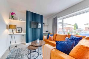 ein Wohnzimmer mit Sofa und Tisch in der Unterkunft Glasswing Stays The Collier's Rest in Barnsley