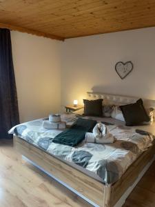 Un dormitorio con una cama grande con un corazón en la pared en Appartement Erika en Flattach