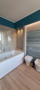 een badkamer met een bad, een toilet en een wastafel bij Suite Riviera 84 in Napels
