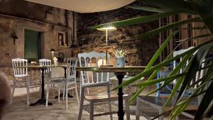 a dining room with a table and chairs at Residenza d'Epoca CAVALIERE in Bibbona