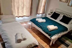 - une chambre avec 2 lits et des serviettes dans l'établissement Exclusive flat in Oxford Centre, à Oxford