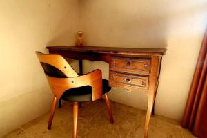 a desk with a chair next to a wooden desk at la Perle Rare - Centre-Ville in Sète