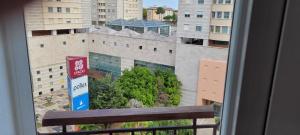 El edificio en el que está la habitación en casa particular