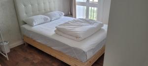 Una cama o camas en una habitación de Comfy room near Metro 9 fotos más