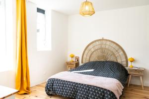 een slaapkamer met een groot bed en een raam bij Le grand Arth&M Clermont Ferrand in Clermont-Ferrand
