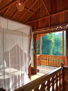 un porche con vistas al bosque en Rambai Tree Jungle Lodges en Bukit Lawang