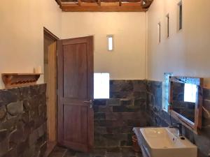 Ένα μπάνιο στο Rambai Tree Jungle Lodges