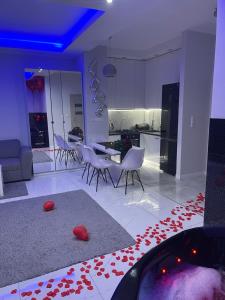 uma sala de estar com corações vermelhos no chão em MP Apartament Białystok Jacuzzi em Bialystok