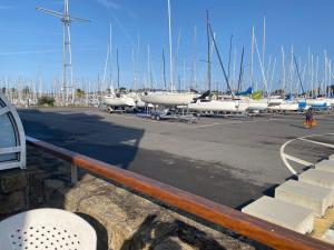 Un montón de barcos están estacionados en un puerto deportivo en Appartement 3 pièces de 52 m2 face au port du Crouesty avec terrasse de 18 m2, en Arzon