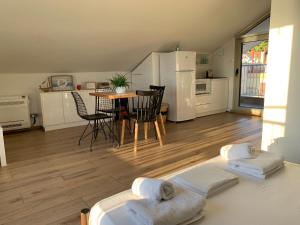 een woonkamer met een keuken en een tafel en stoelen bij studio Palerostravel in Paleros