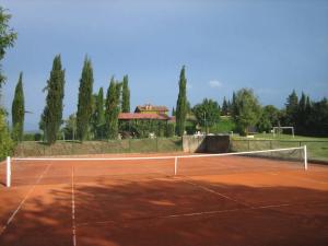 Tenis alebo squash v ubytovaní Agriturismo Il Chiassale alebo jeho okolí