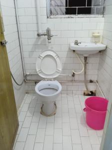 bagno con servizi igienici e lavandino di Centerpoint Guest House a Calcutta