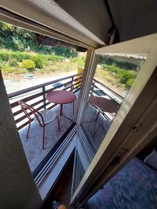 特拉夫尼克的住宿－33 Lipe，阳台配有桌椅,享有风景。