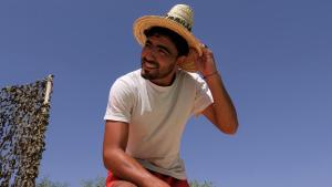 um homem com um chapéu de palha na cabeça em Asnouss em Marrakech
