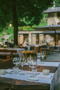 Agriturismo Ferdy في Lenna: طاولة عليها أكواب النبيذ