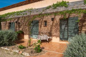 Vonkajšia záhrada v ubytovaní La Bastide de Correns