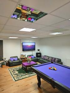 a living room with a pool table and a tv at Károlyi Panzió in Eger