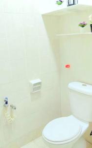 y baño blanco con aseo y ducha. en Georgetown Penang 2 Bedroom 1-4pax Nice en Jelutong