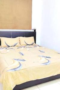 Cama con manta y almohadas azules y blancas en Georgetown Penang 2 Bedroom 1-4pax Nice en Jelutong