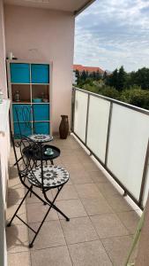 - un balcon avec une table et des chaises dans l'établissement Apartment Safarikova, à Trnava